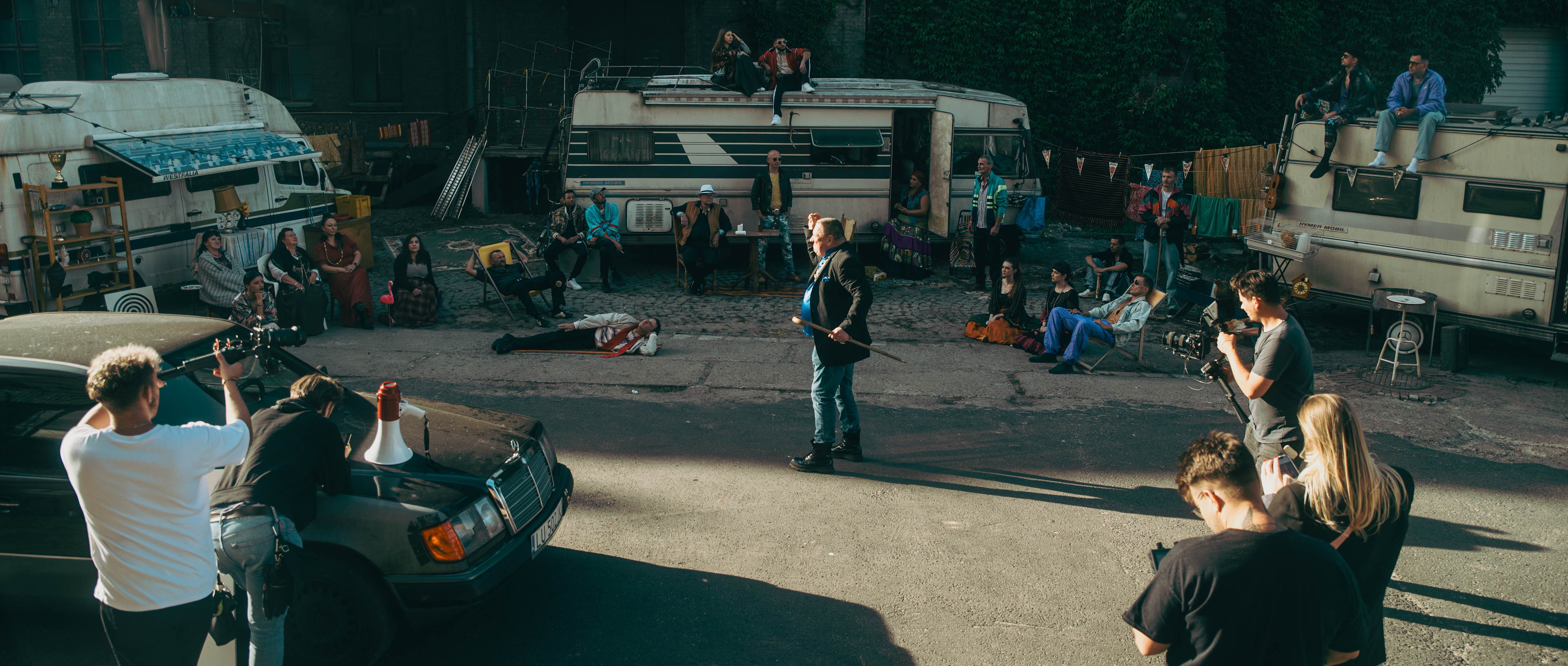 Plan filmowy nocą: operator przy kinowej kamerze