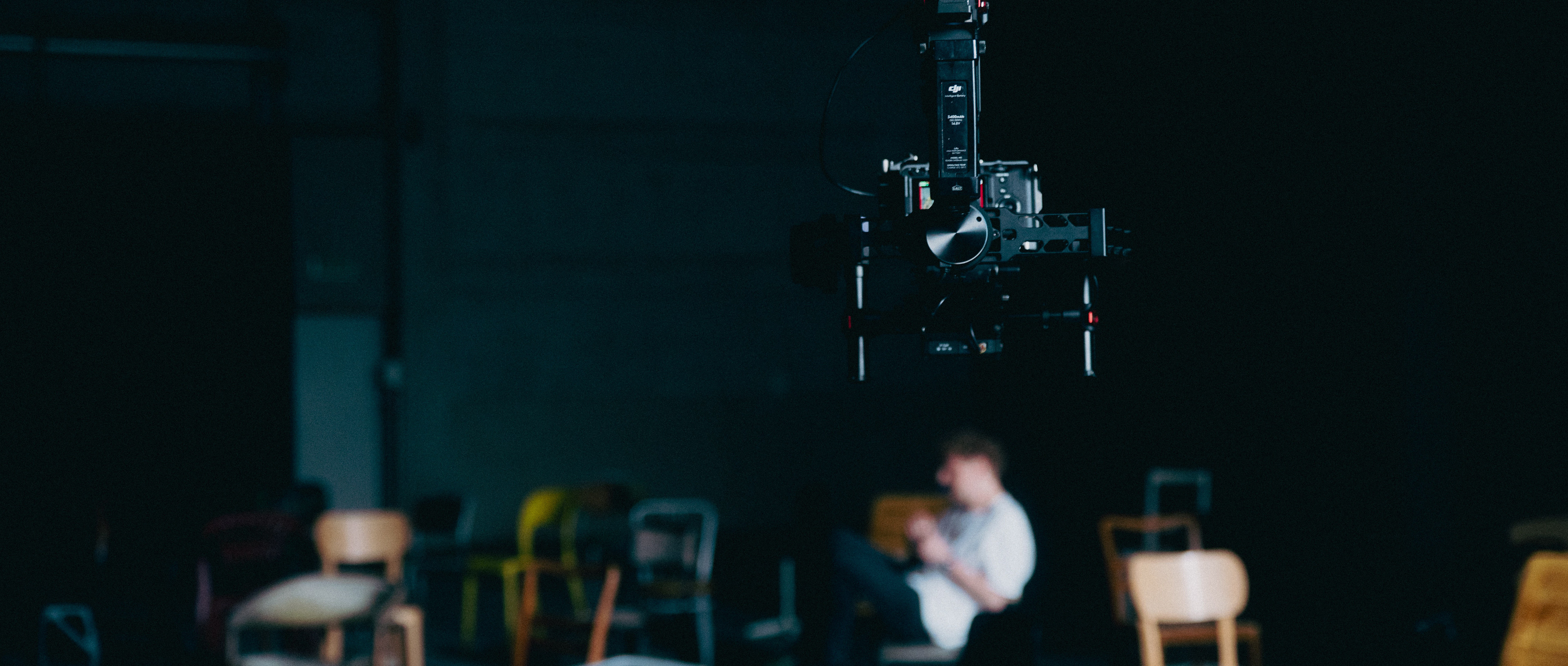 Plan filmowy nocą: operator przy kinowej kamerze